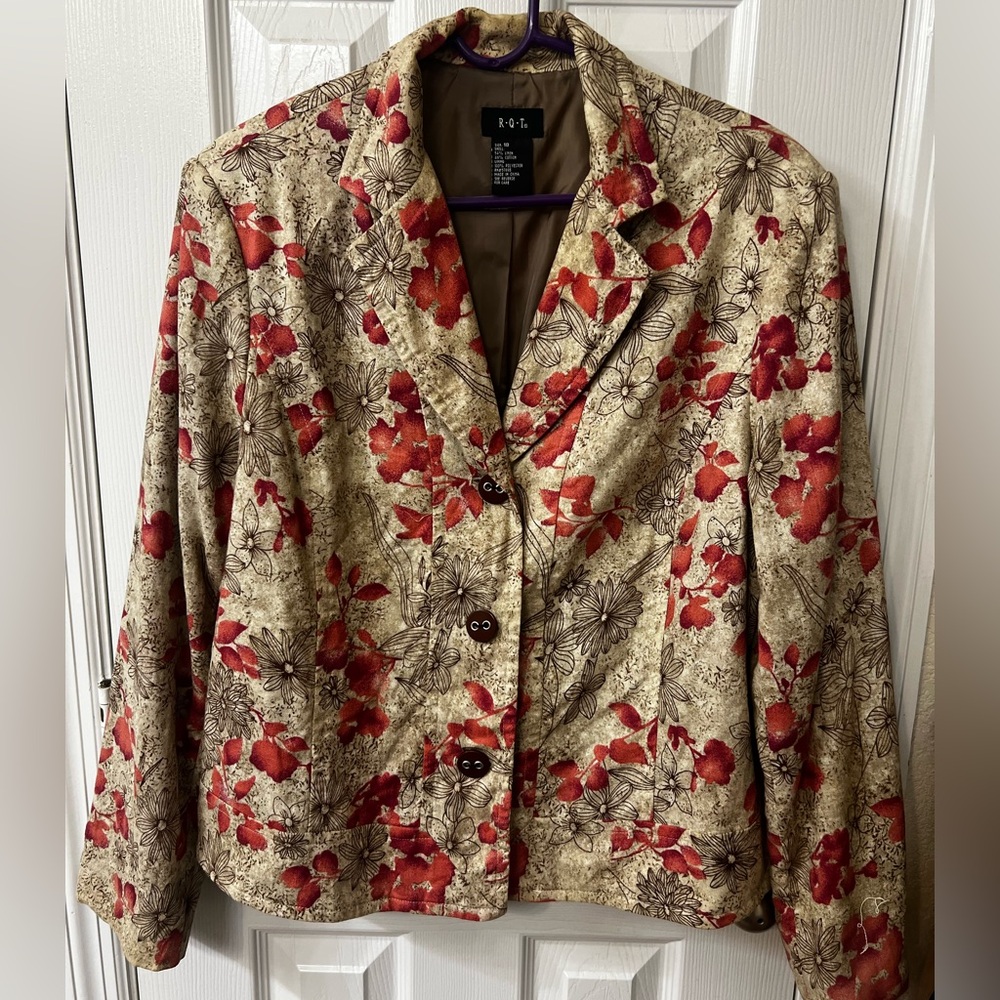 R Q T Blazer Size 18 Tan with Red Roses accented and black drawn flowers